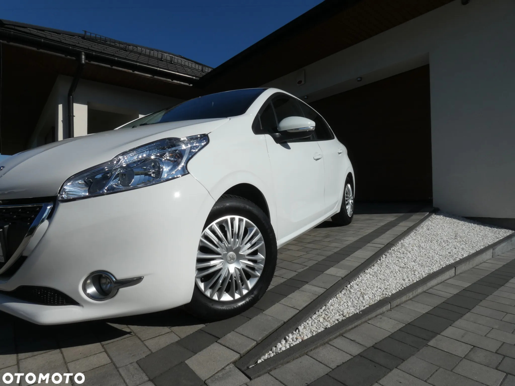 Peugeot 208 - 8