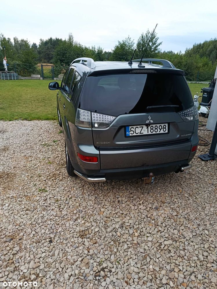Mitsubishi Outlander - 2