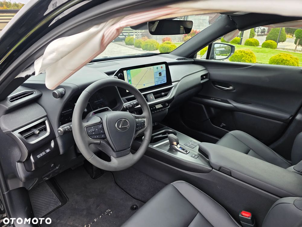 Lexus UX 2025