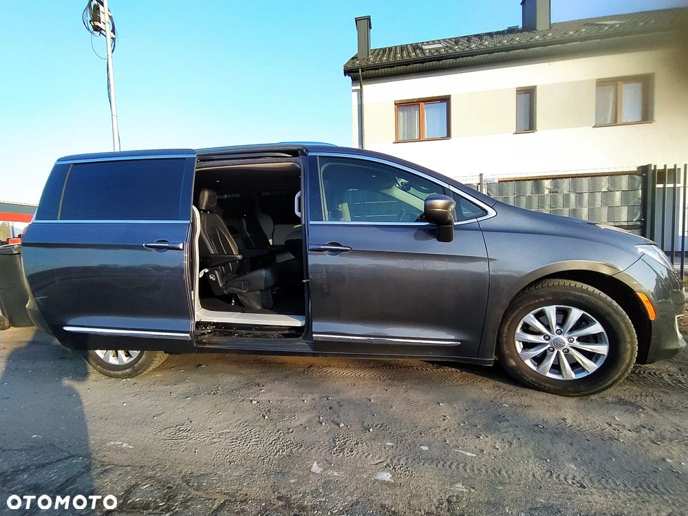 Chrysler Pacifica - 8