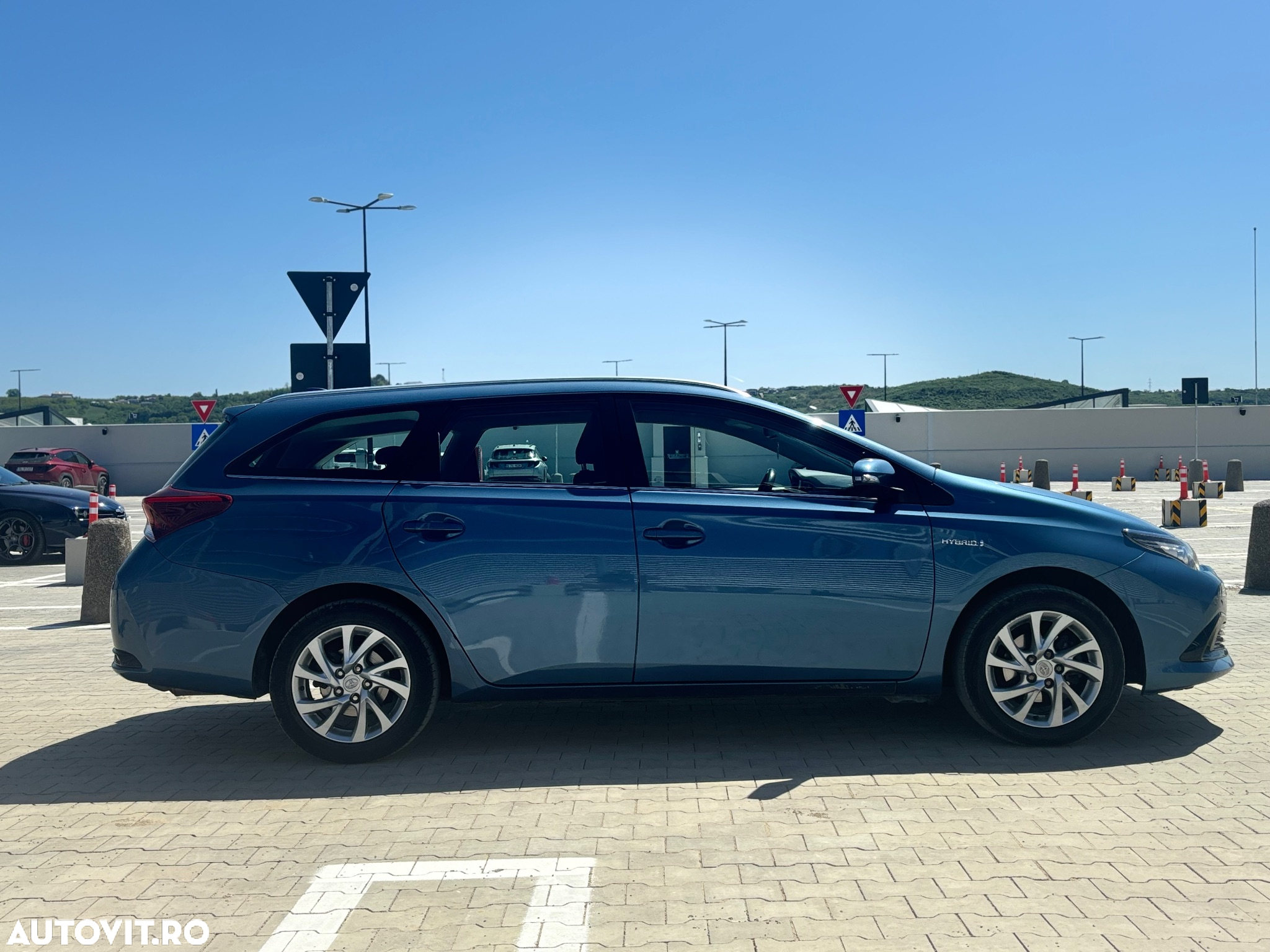 Toyota Auris 1.8 L VVT-i HSD Sol + - 9