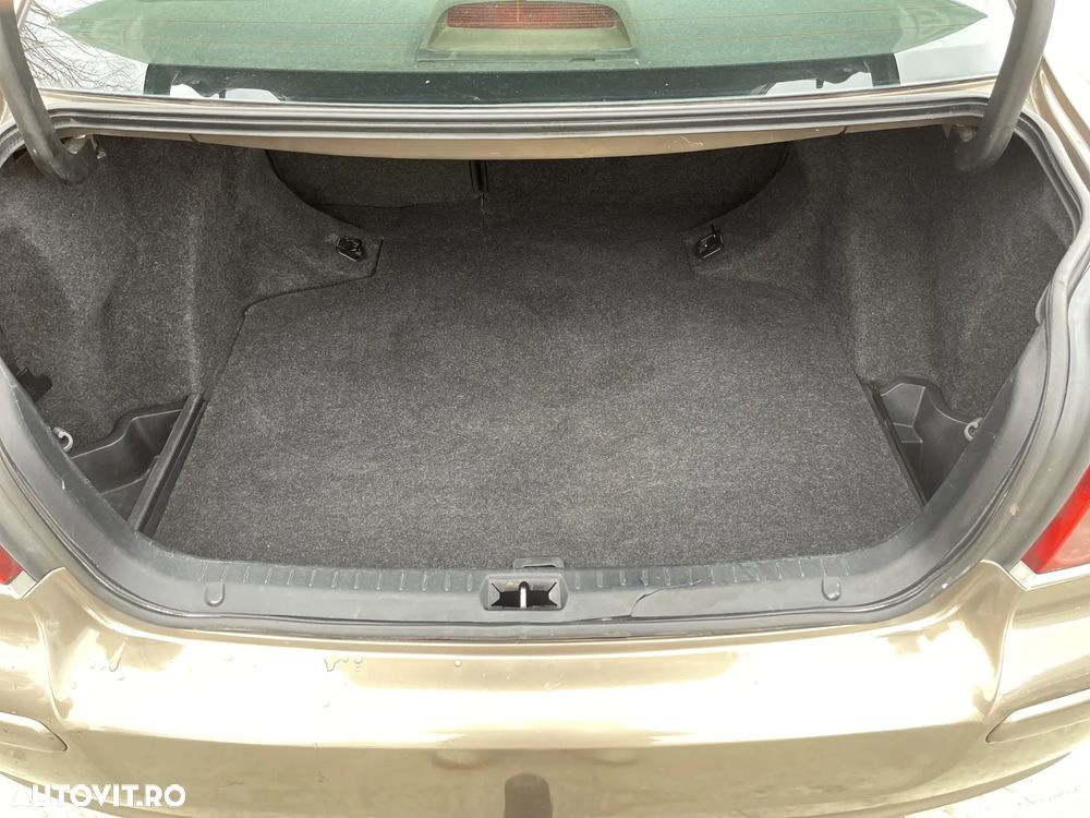 Toyota Avensis 1.6 Sdn. Sol - 11