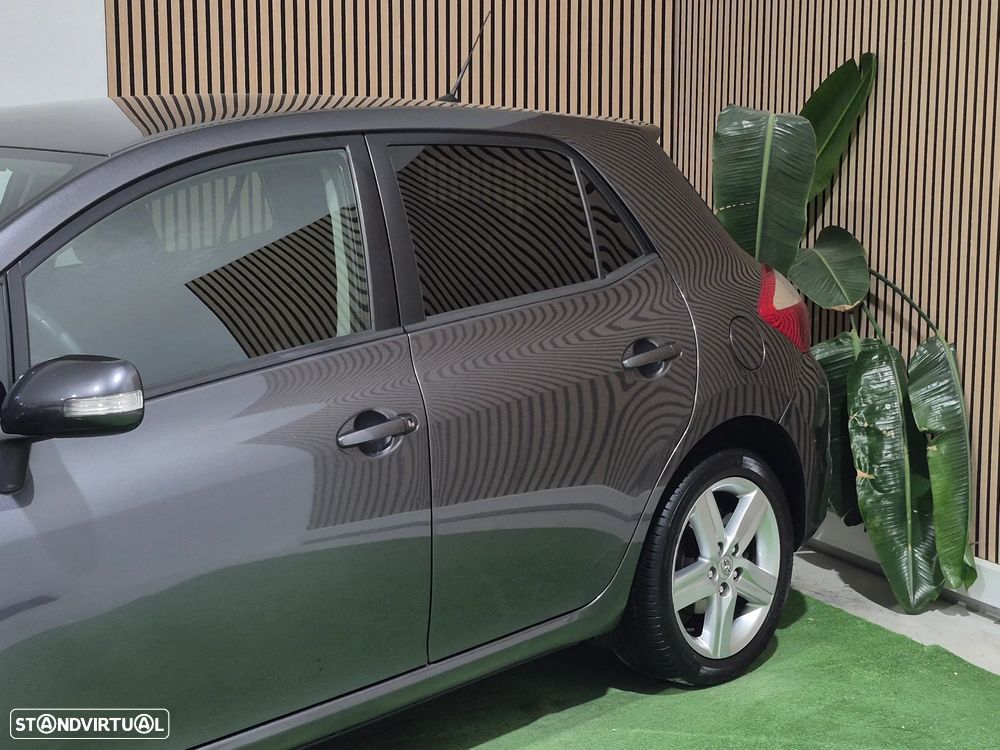 Toyota Auris 1.4 D-4D Exclusive+P.Sport - 4
