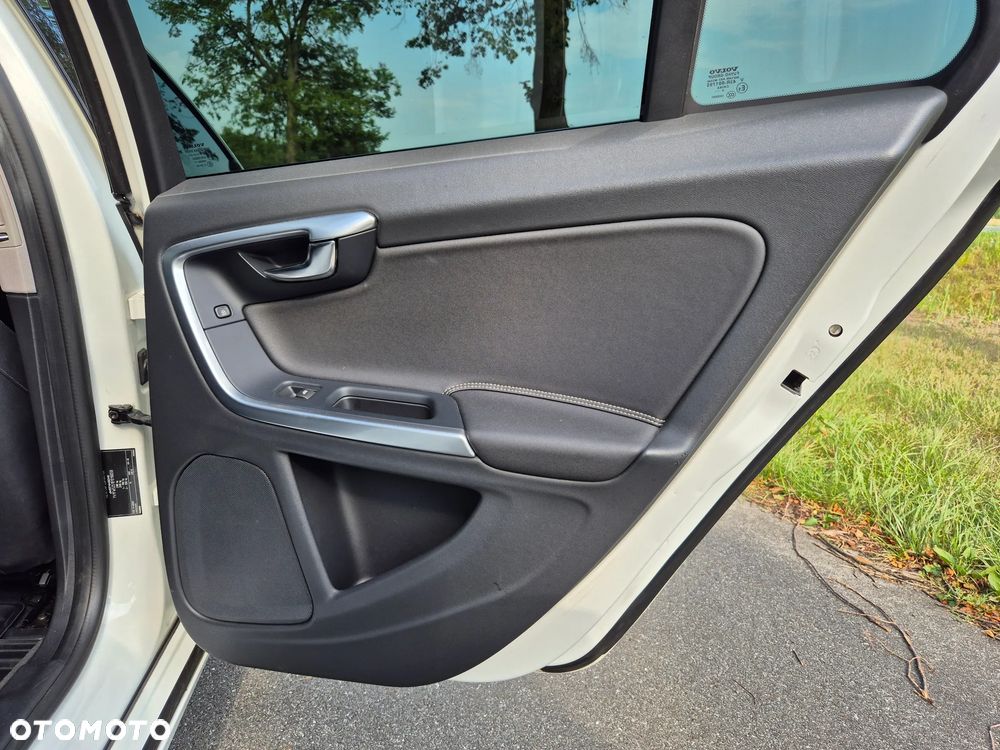 Volvo V60 D3 R-Design - 24