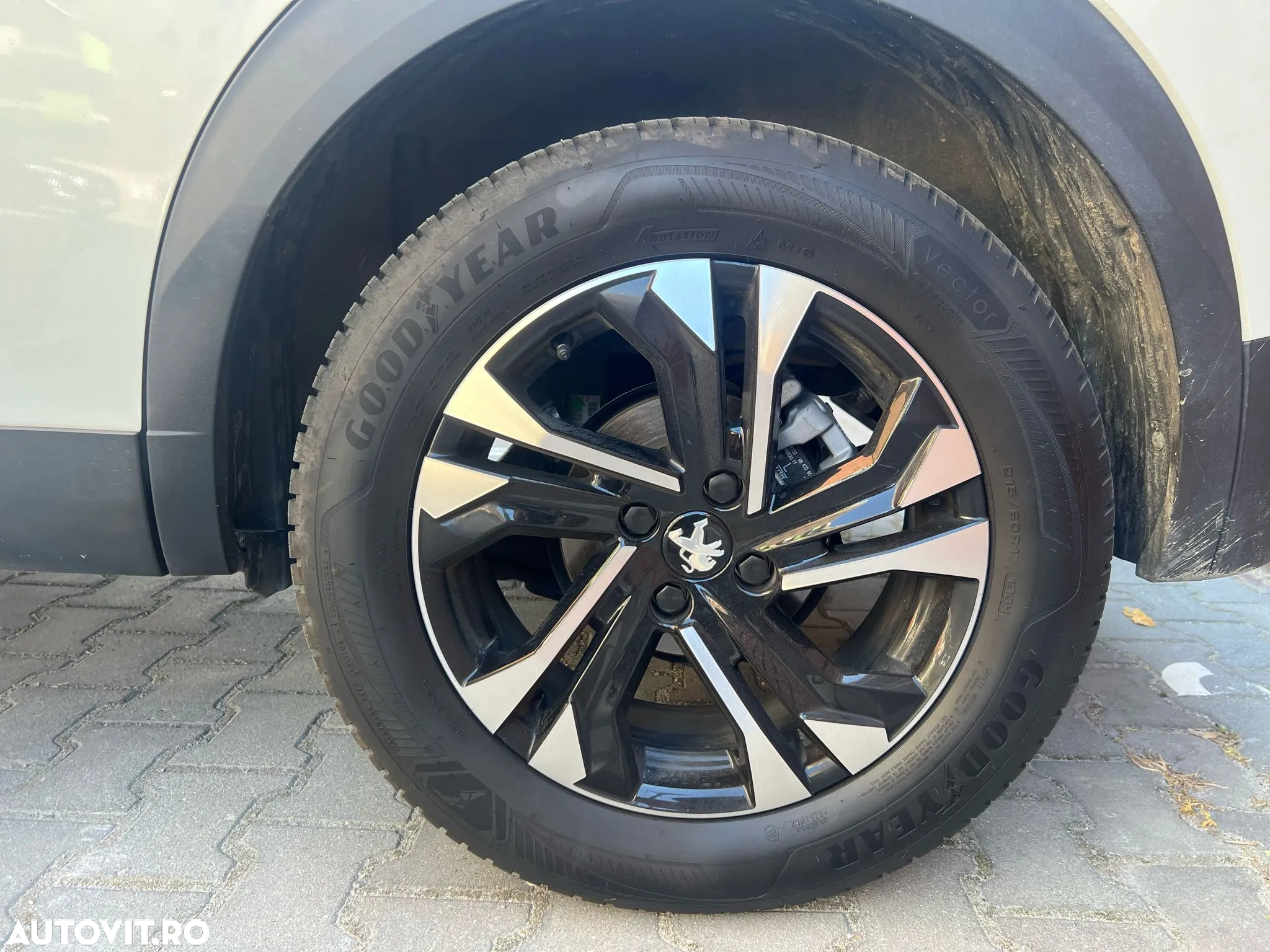 Peugeot 2008 1.2 L PureTech STT EAT8 GT Line - 28
