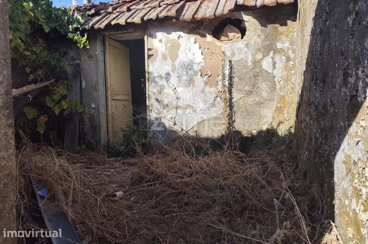 Moradia para recuperar no centro de Mira de Aire - Grande imagem: 3/19