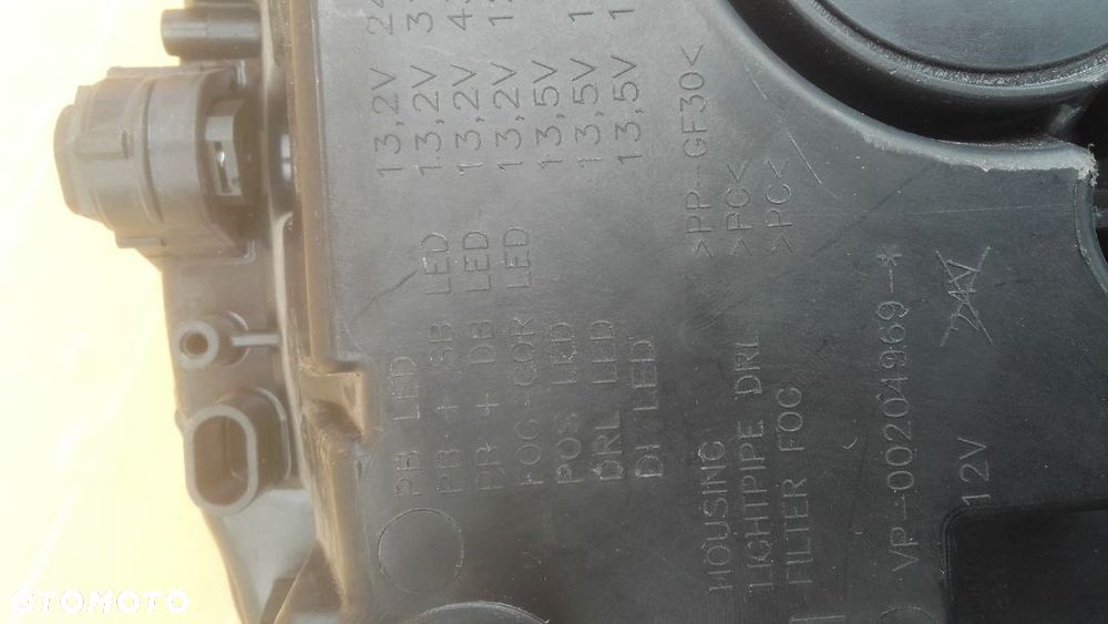 SKODA KAROQ lampy przód fullled - 12