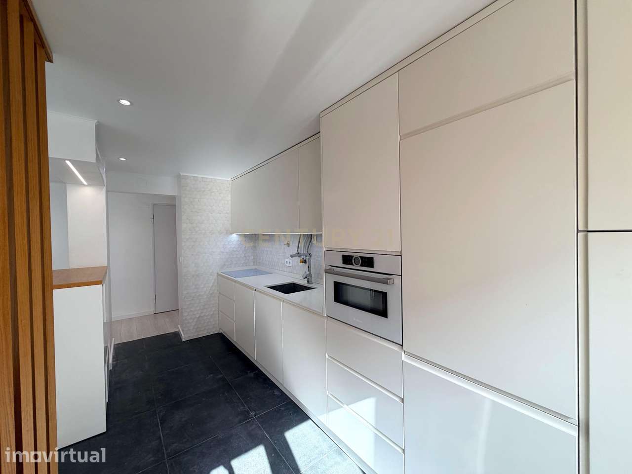 T2 renovado em Alvalade | Garagem + Arrecadação | Elevador | Arrendame - Grande imagem: 5/13