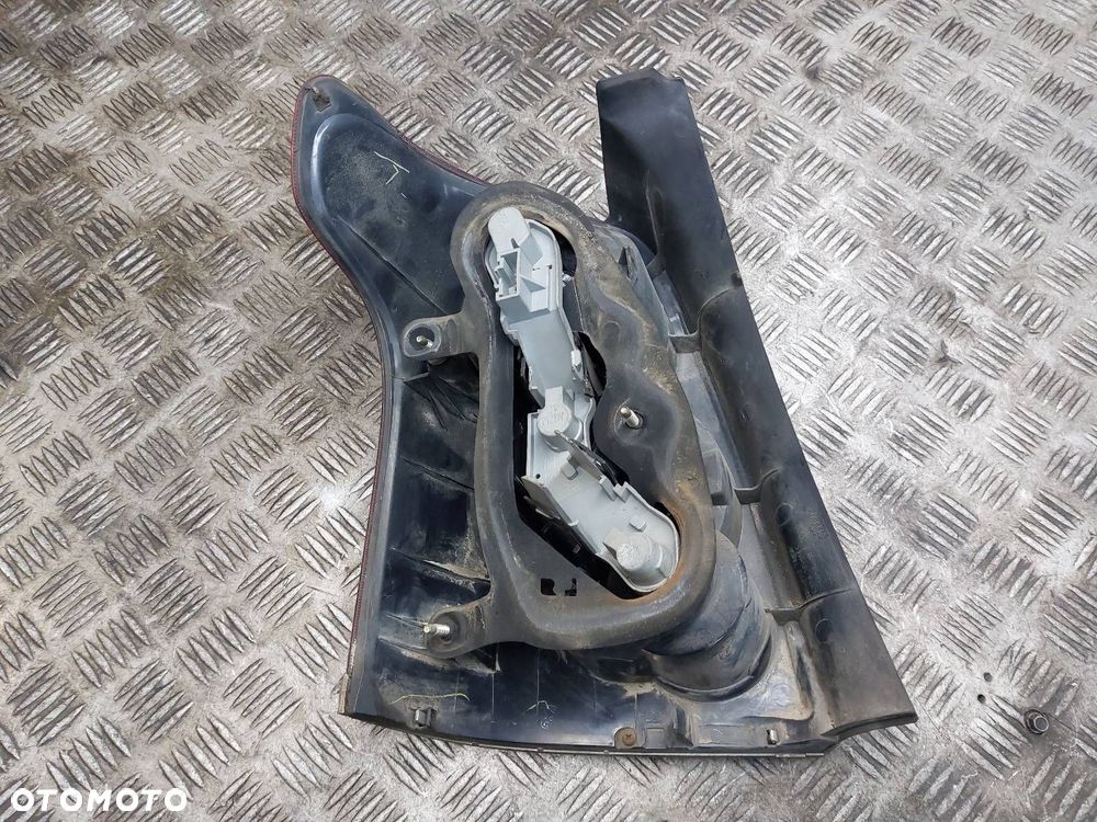 LAMPA PRAWY TYŁ TOYOTA AVENSIS T25 LIFT KOMBI - 2