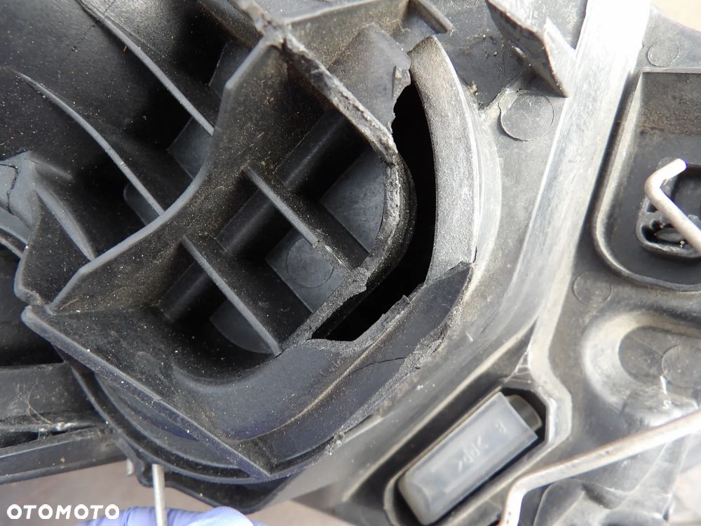 BMW - E87 - PRAWA LAMPA PRZEDNIA - URWANE USZY - UK - 7249652 - 8