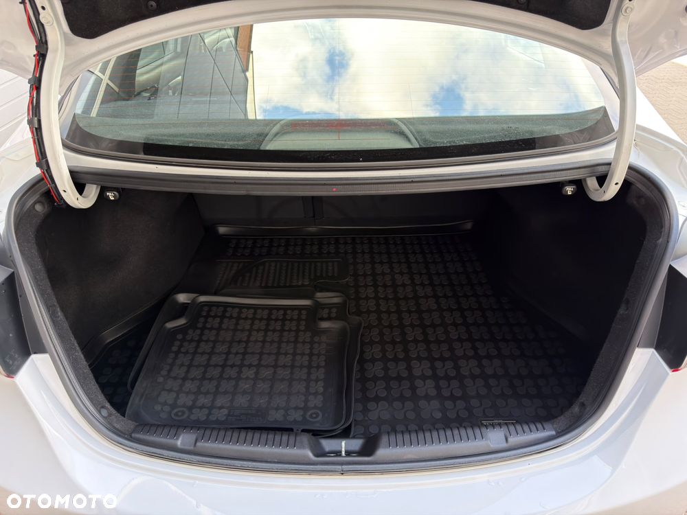 Hyundai Elantra 1.6 Comfort - 15