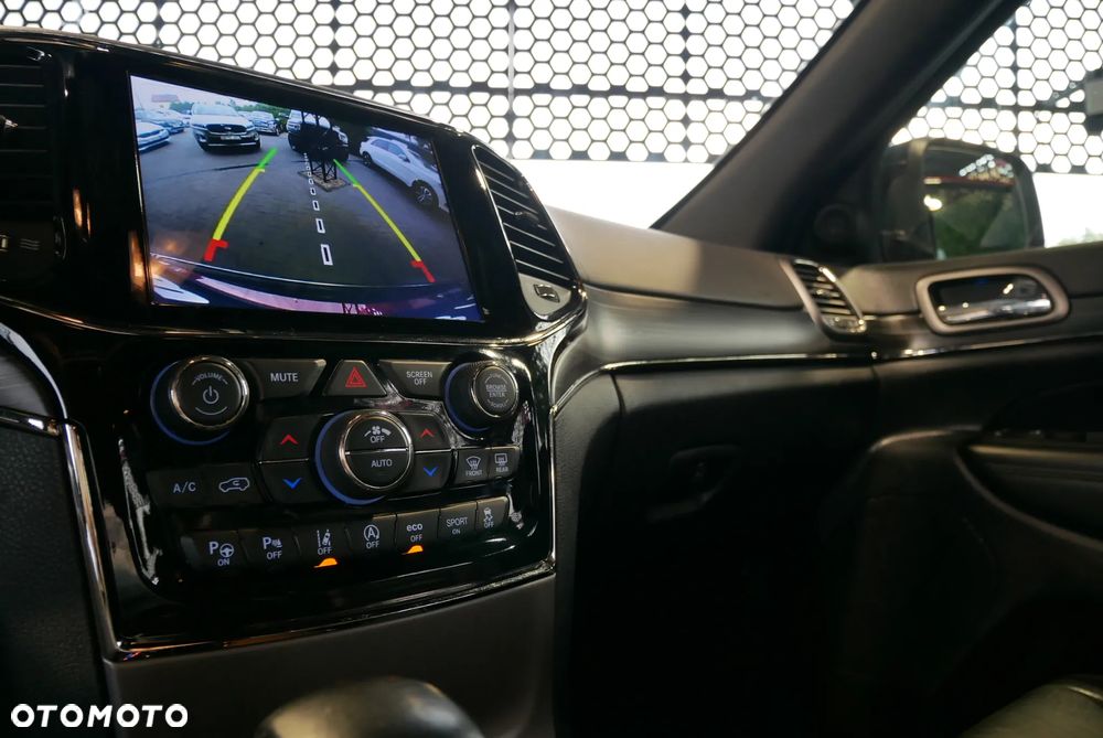 Jeep Grand Cherokee - 24