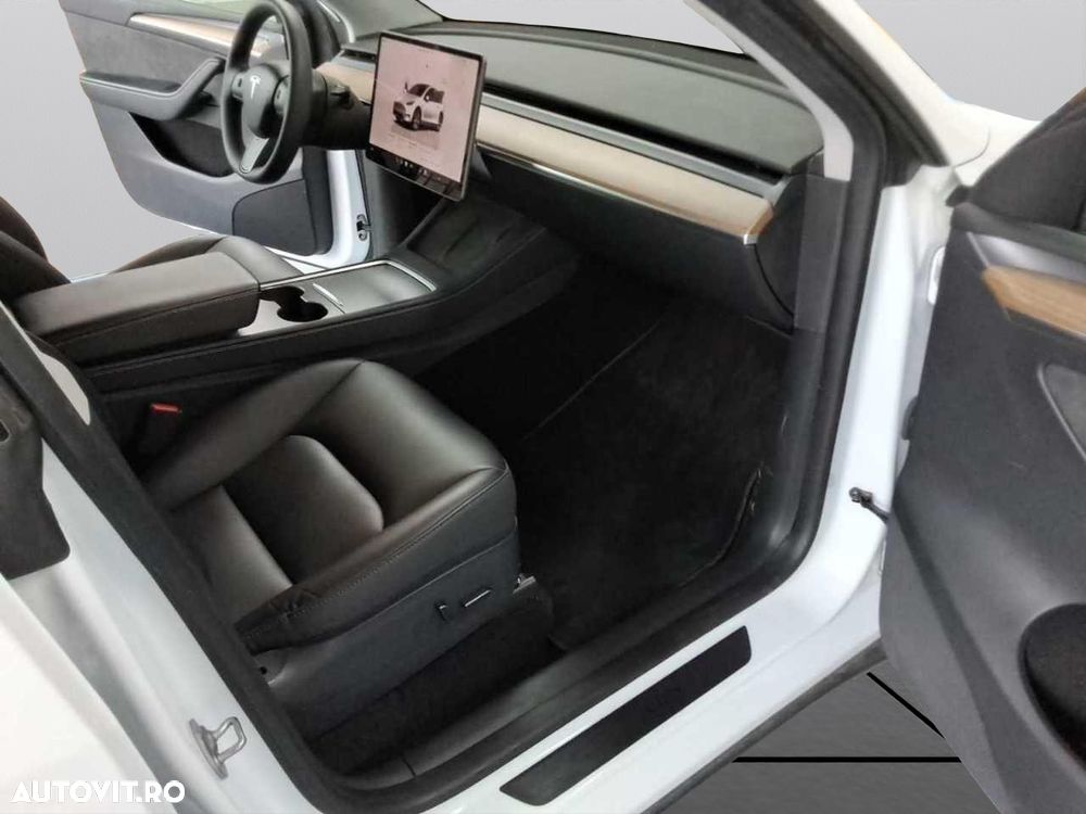 Tesla Model Y - 6
