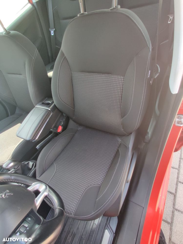 Peugeot 208 1.2 L PureTech Turbo STT Allure - 10