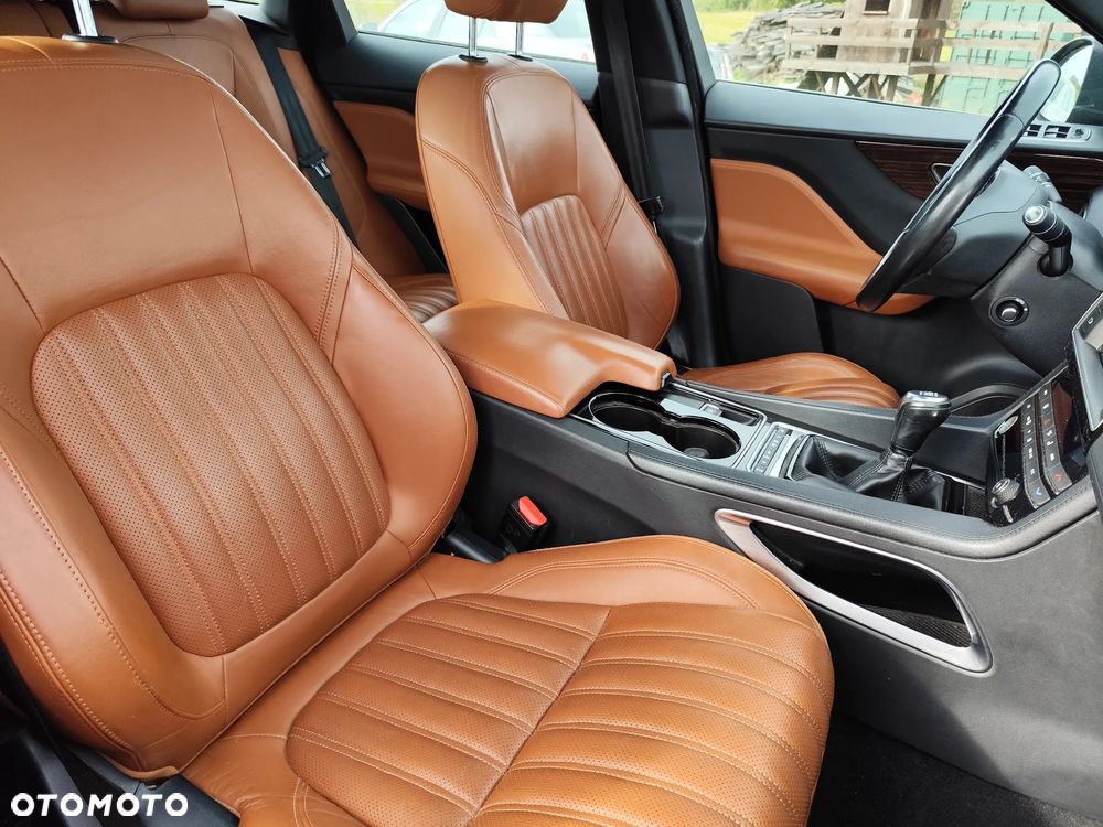 Jaguar F-Pace - 16