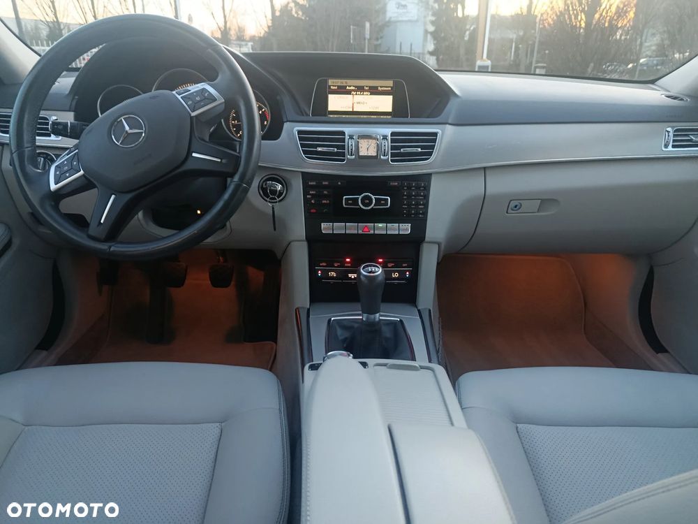 Mercedes-Benz Klasa E 220 CDI BlueEff - 31