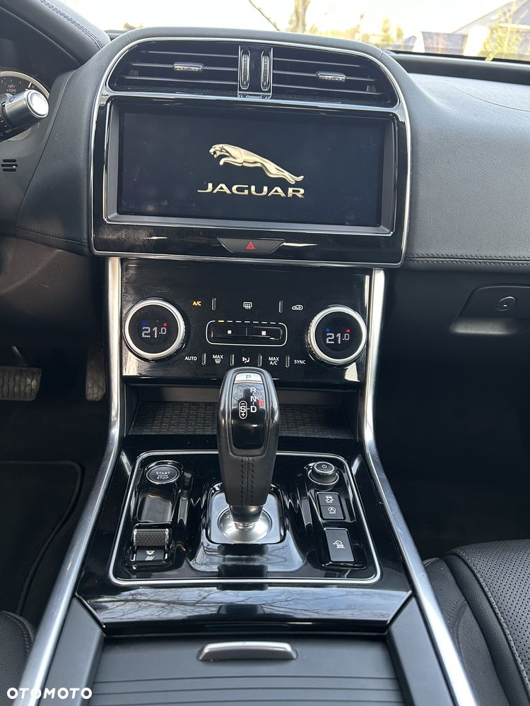 Jaguar XE 20d Prestige - 13