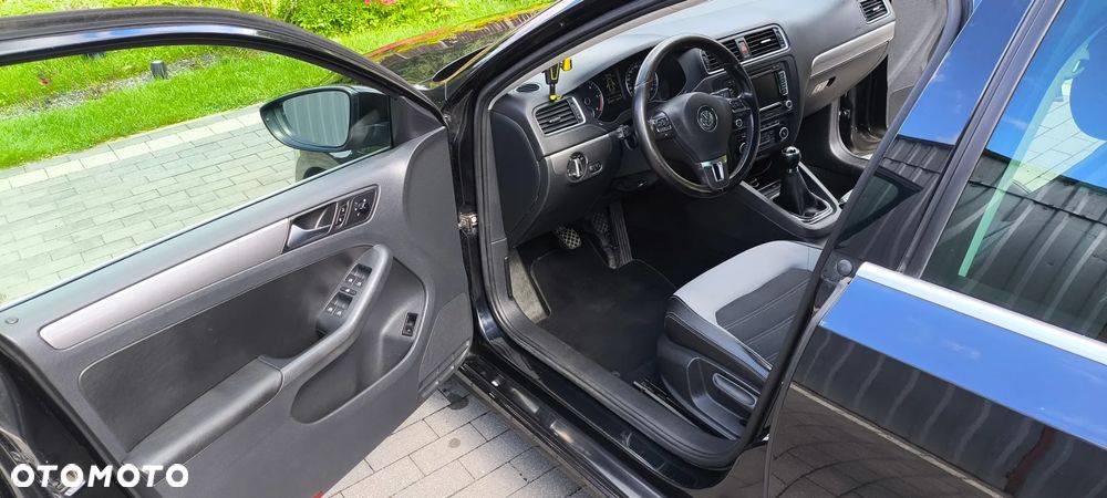 Volkswagen Jetta 2.0 TDI Highline - 15
