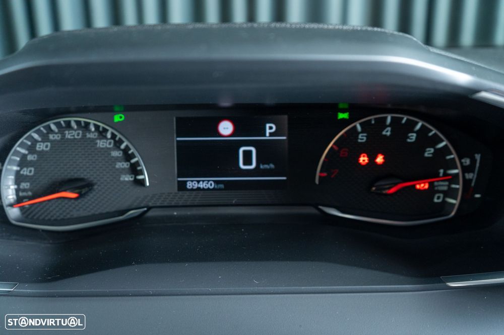 Peugeot 2008 1.2 PureTech Allure EAT8 - 11