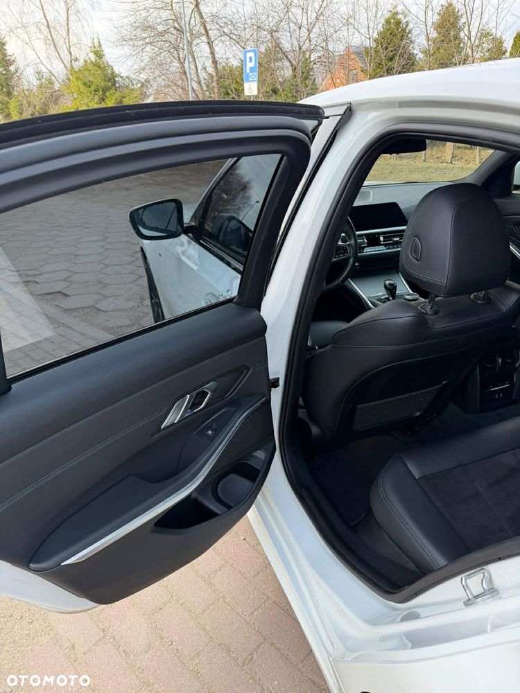 BMW Seria 3 320d Edition M Sport Shadow - 16