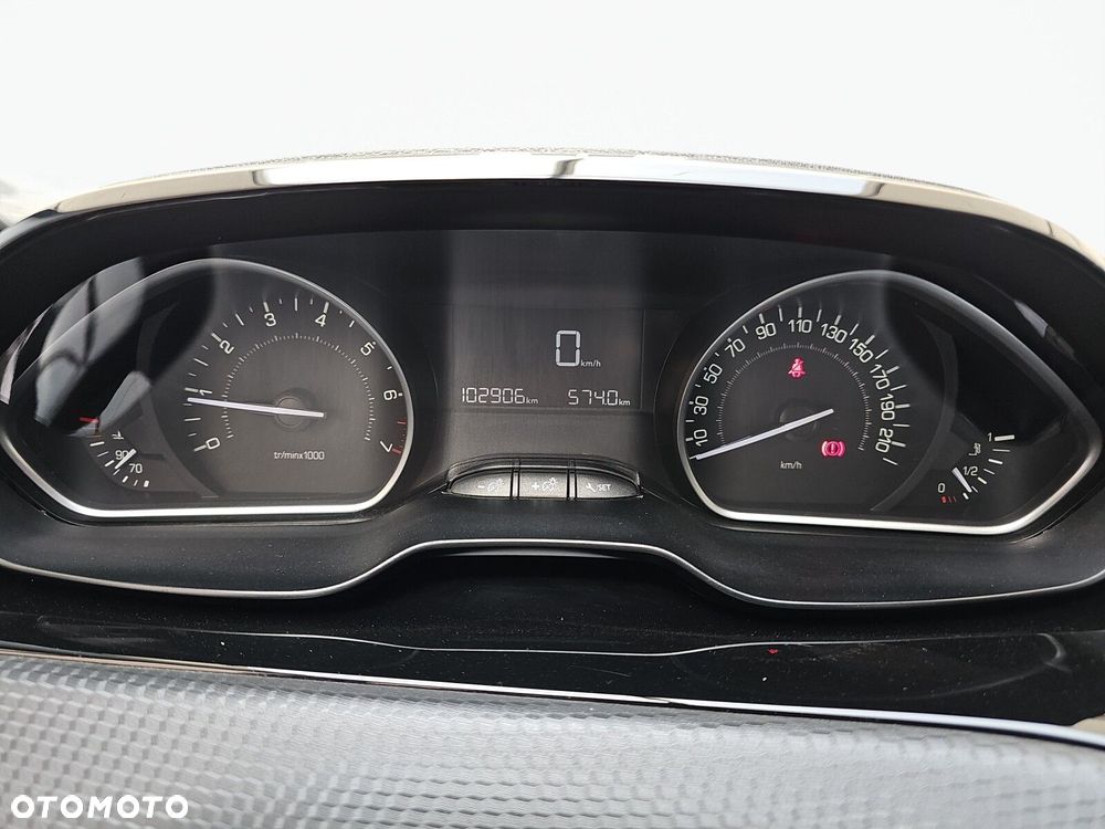 Peugeot 2008 1.2 Pure Tech GPF Active S&S - 17