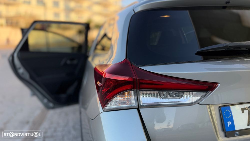 Toyota Auris Touring Sports 1.8 HSD Comfort +P.Techno+P.Sport - 10