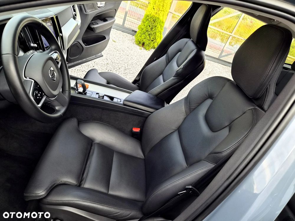 Volvo XC 60 B4 D AWD Plus Dark - 28