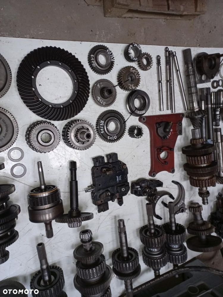 Case 5140 5130 5150 maxum kosz atak silnik zwolnice sterownik 1964762C2.1341161C2,1341098C1,1345850C1, 1345851C1,PIASTA,koło ataku,wałek,kosz rewersu,napędu,półbiegów,wom ,rozdzielacz,licznik,podnośnik,zawór,1995153C1,1995143C1,1346372C,1995262C1,A186746,144299A3,86Z,73Z,134585C2,1995393C2,19955383C2,A188035,115463A1.Case kosz sprzęgłowy biegów,wałek skrzyni 1995393C1,1995393C2,113557A1,1995208C1,5120,5140,5250,mx 90c,mx120,mx135,maccormick MTX,Maxxum wałek rewersu,półbiegów,napędu,koło zębate,przesówka,synchronizator. - 11