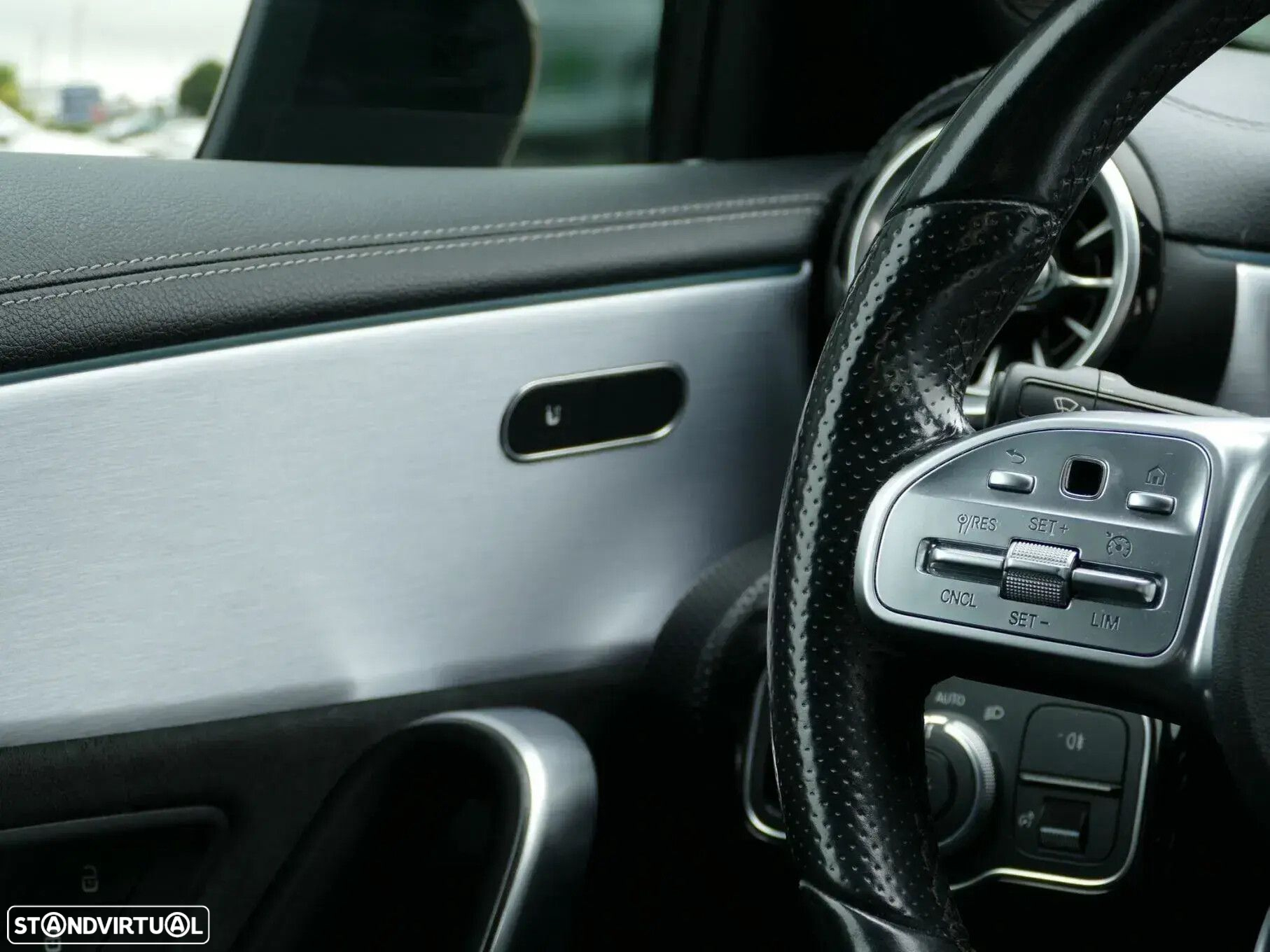 Mercedes-Benz A 250 Limousine e AMG Line - 29