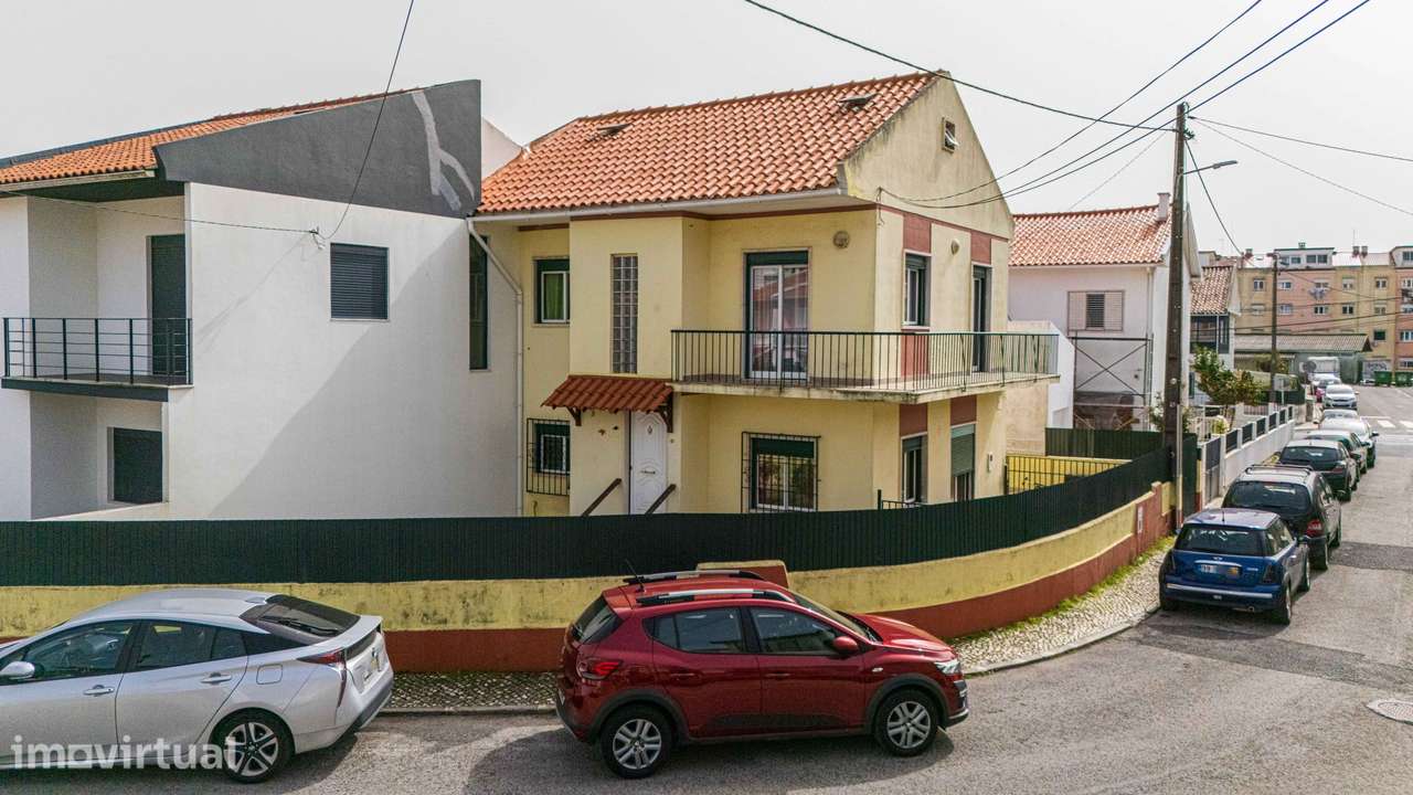 Moradia T5 transformada em T3 com aproveitamento de sótão MEM MARTINS - Grande imagem: 4/41