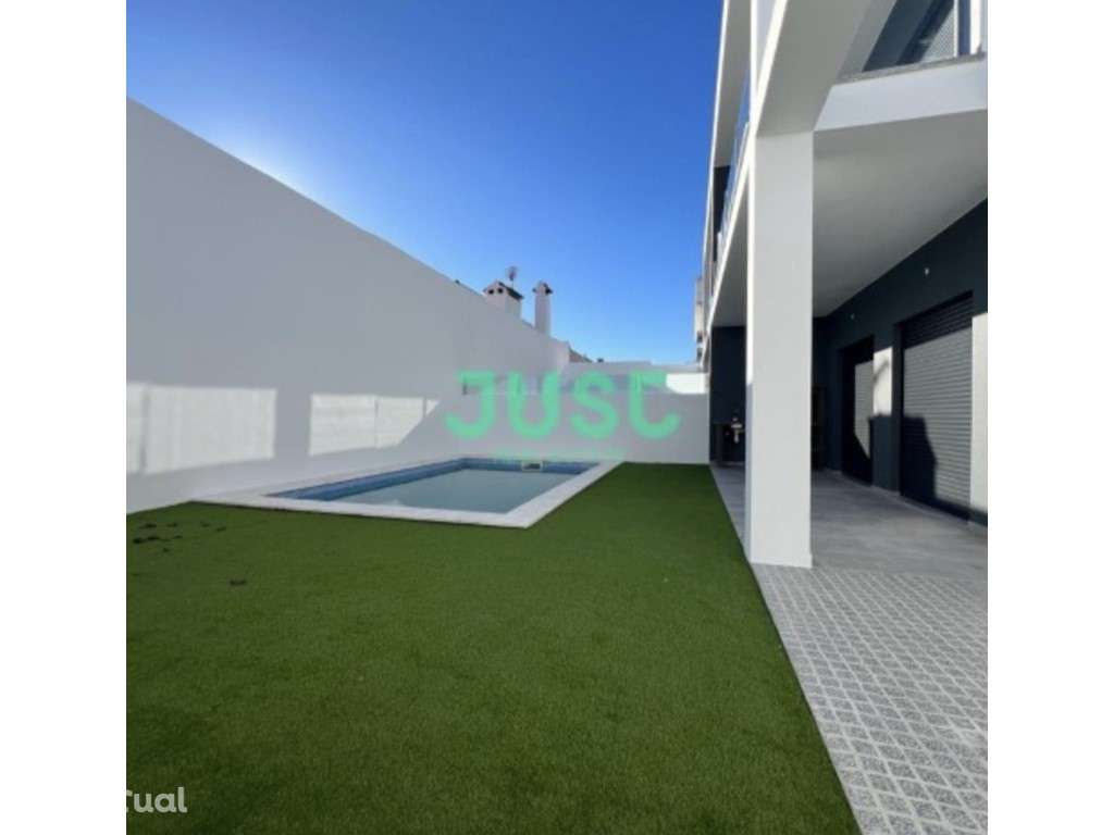 Moradia T4 com áreas generosas e localização de excelência -margem sul - Grande imagem: 2/11