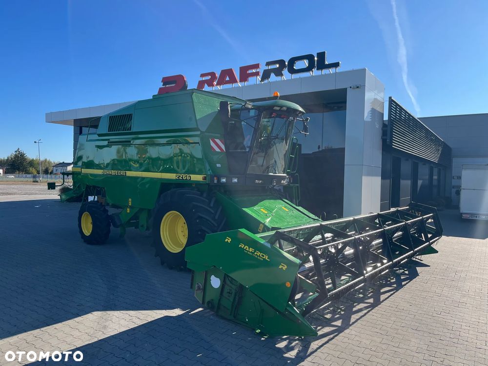 John Deere 2266