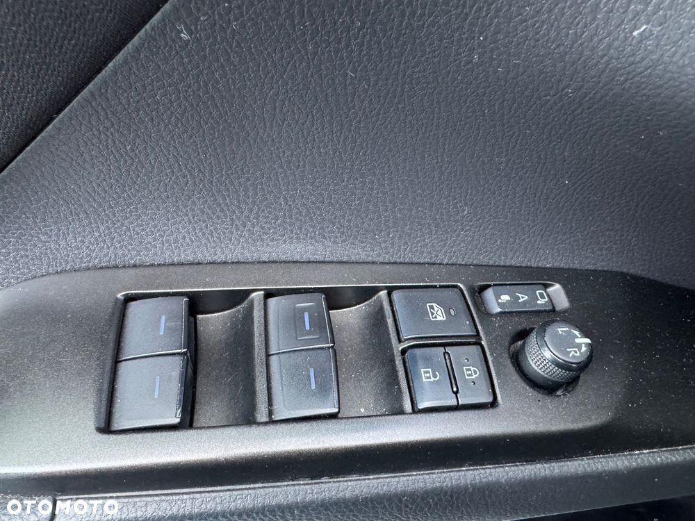 Toyota Camry 2.5 Hybrid Comfort CVT - 24