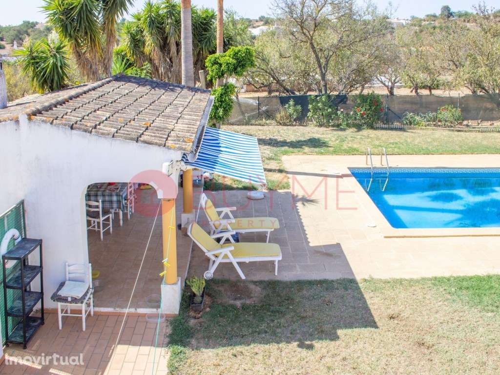 Moradia Tradicional Algarvia T3 com Lazer e Terraços em Boliqueime - Grande imagem: 2/23