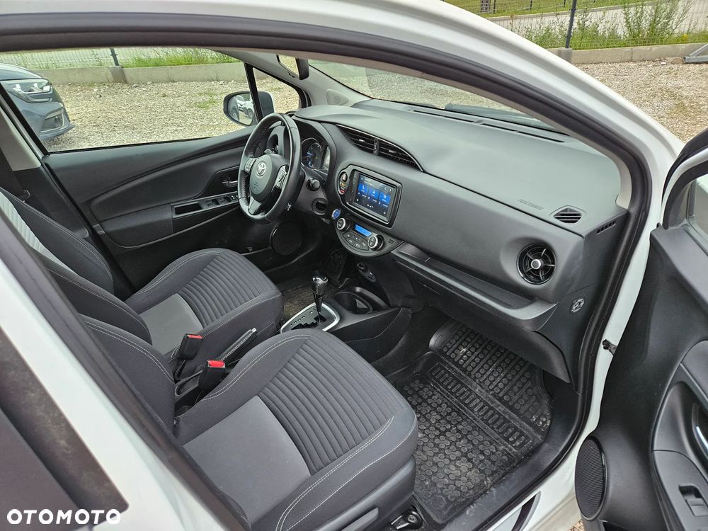 Toyota Yaris Hybrid 100 Dynamic - 8