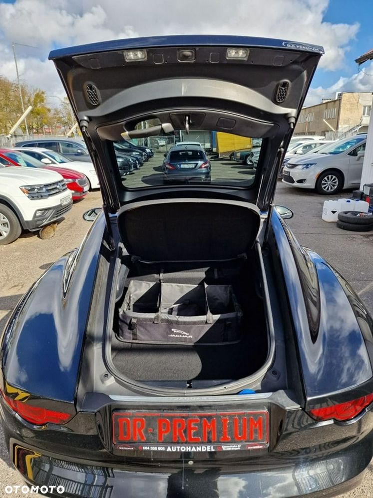 Jaguar F-Type 2.0 Turbo Chequered Flag - 32