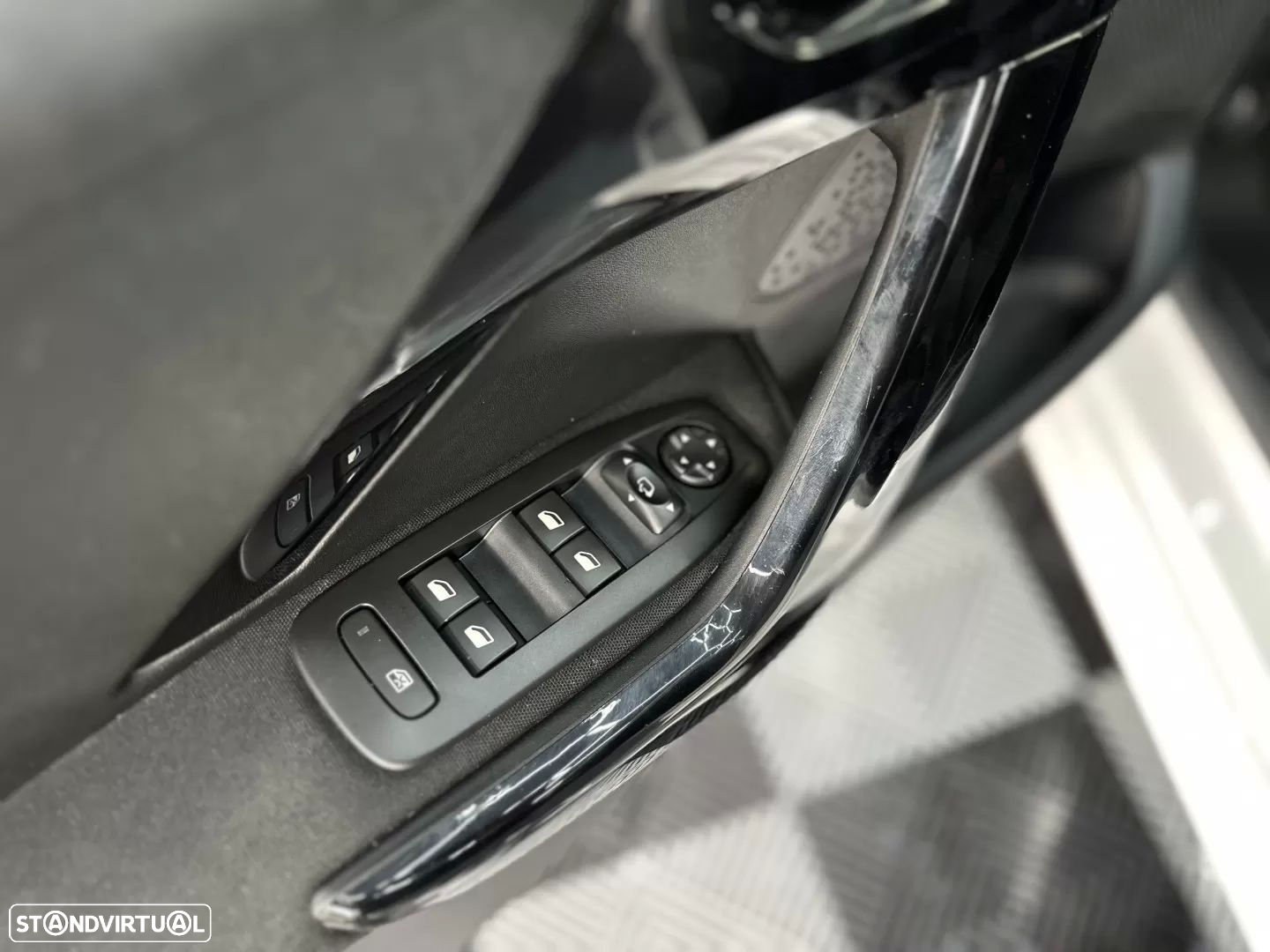 Peugeot 208 1.2 PureTech Allure EAT6 - 17