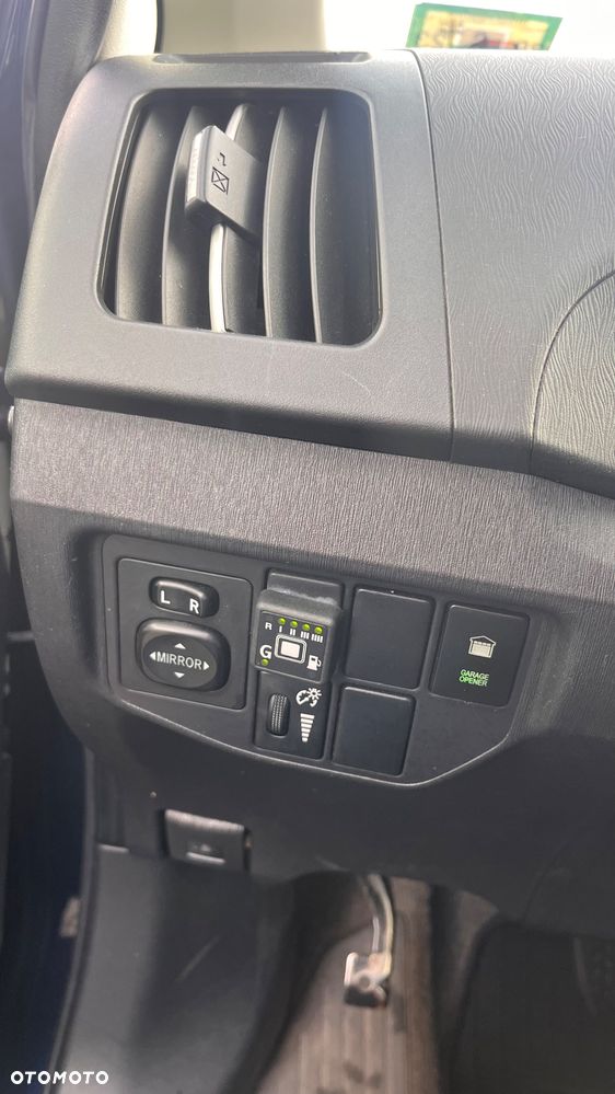 Toyota Prius (Hybrid) - 14