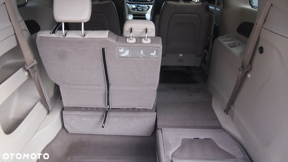 Chrysler Pacifica - 12
