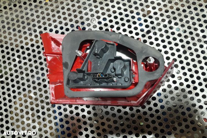 Lampa / Tripla stop dreapta pe capota portbagaj Volkswagen VW Jetta 6 - 3