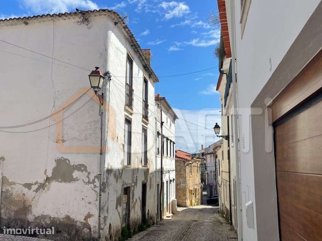 Prédio para recuperar no centro de Torres Novas - Grande imagem: 2/15