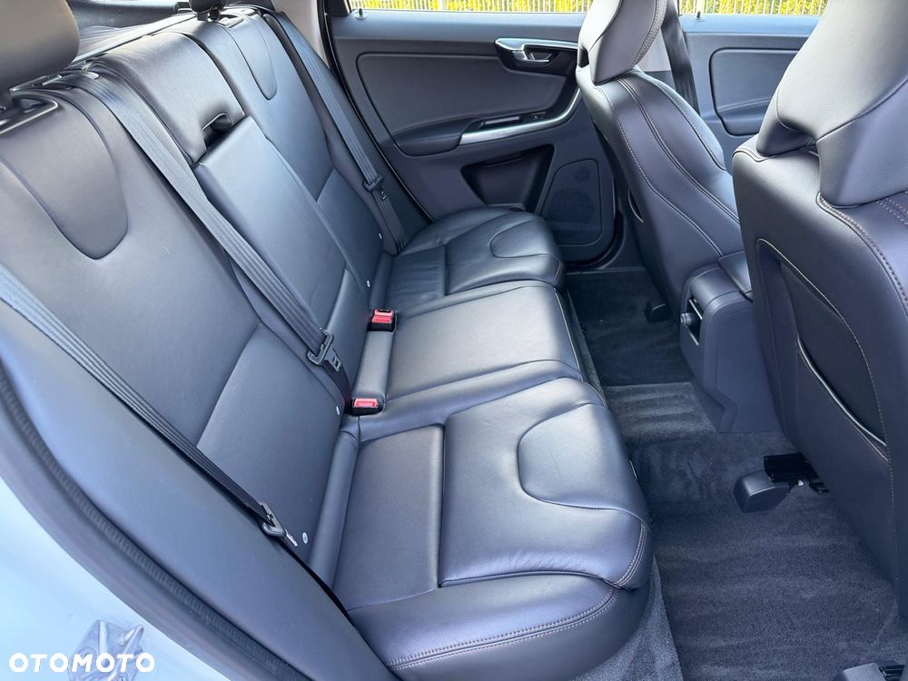 Volvo XC 60 D5 AWD Geartronic Summum - 18
