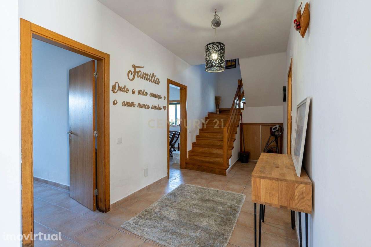 Moradia T4 com Garagem, Sótão e Excelente Exposição Solar - Grande imagem: 5/42