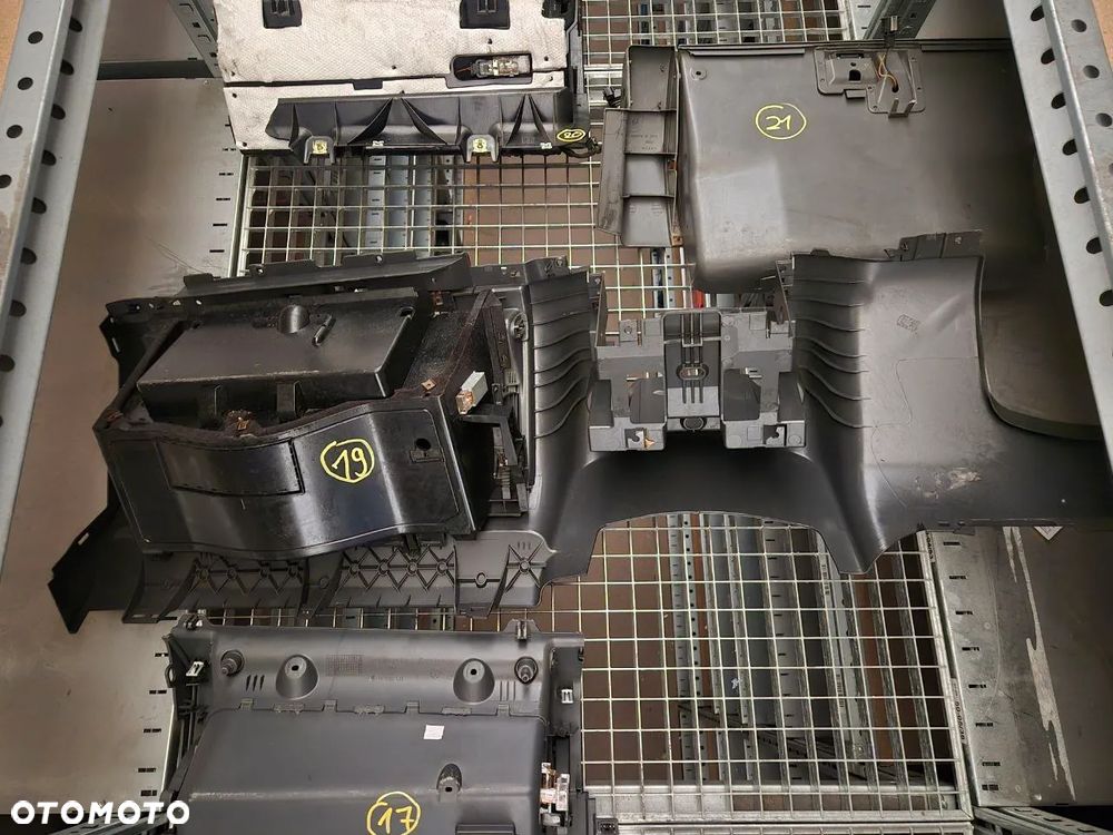 VOLKSWAGEN PORSCHE SCHOWEK PASAŻERA, ŚRODKOWY, KIEROWCY. - 20