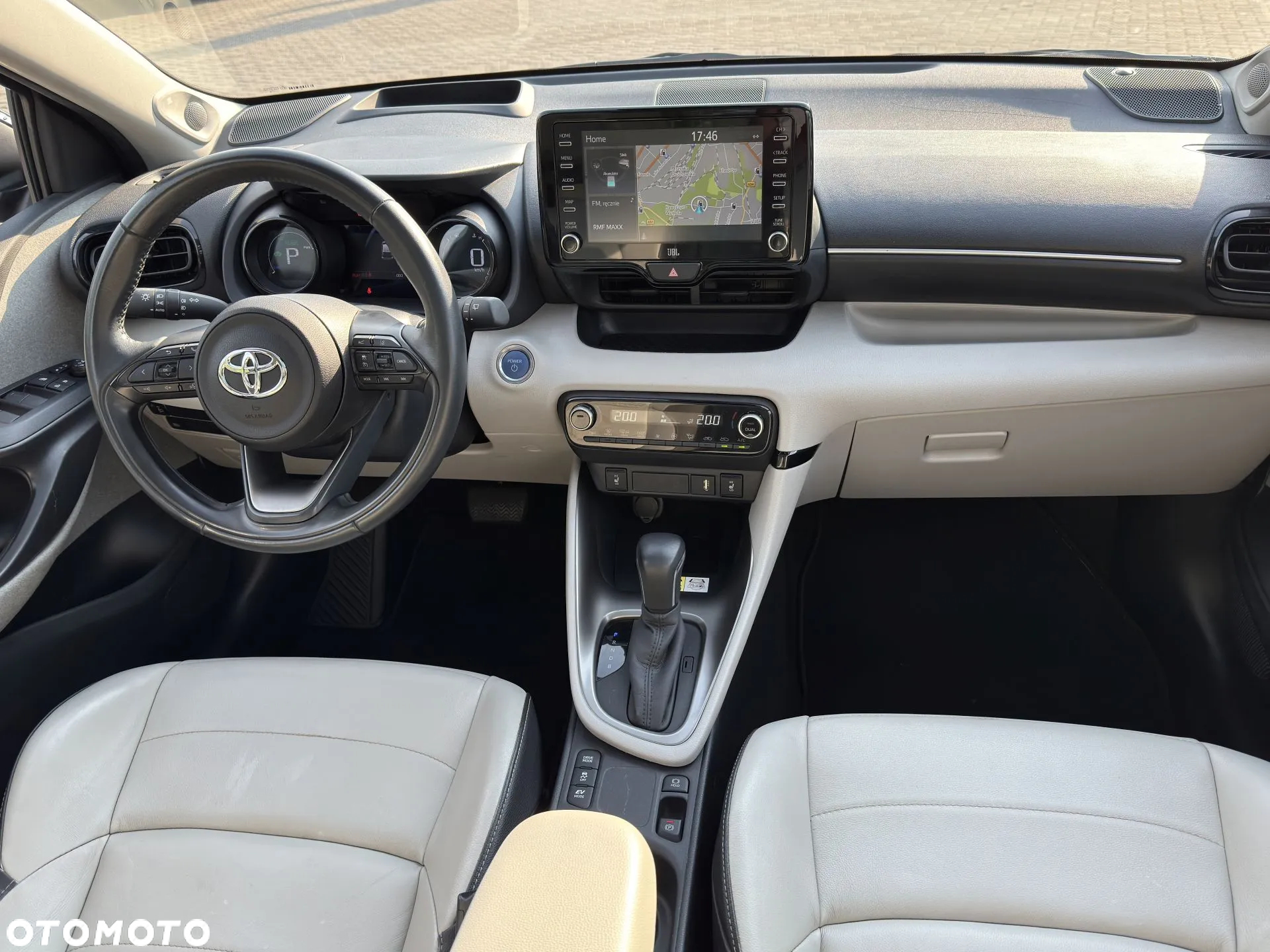 Toyota Yaris Hybrid 116 1.5 VVT-i Black&White - 12
