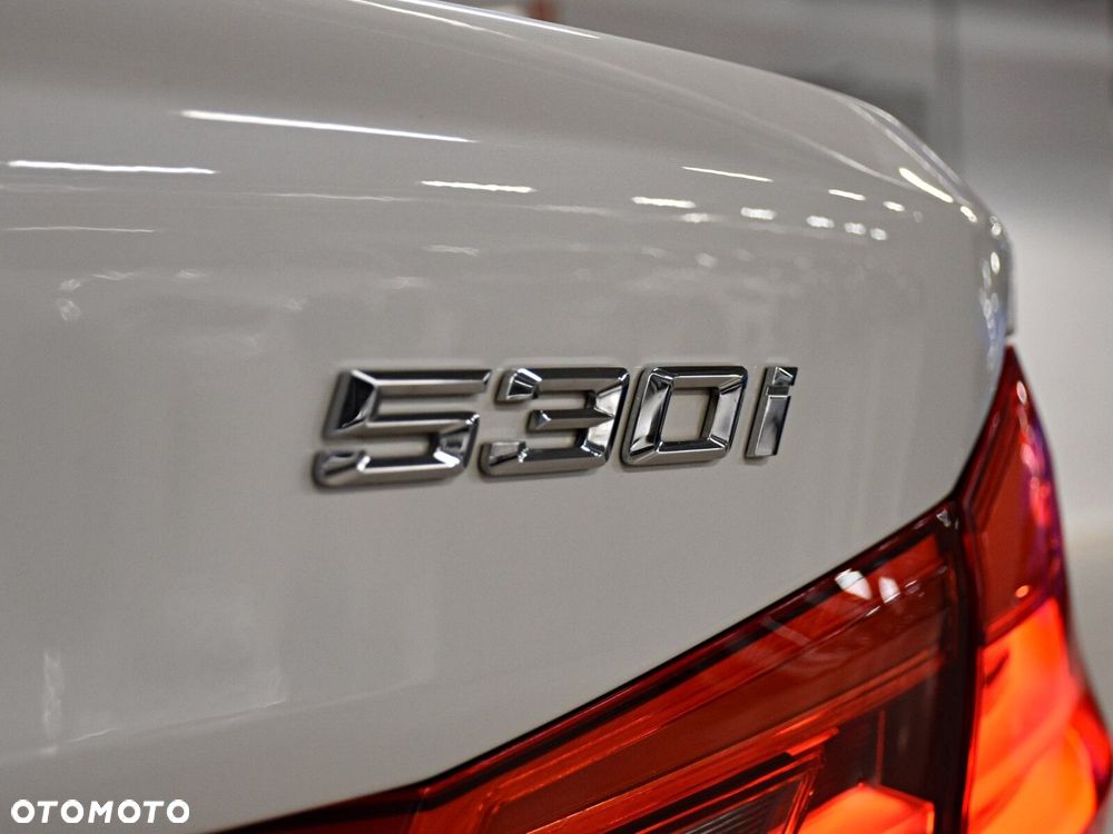 BMW Seria 5 530i GPF xDrive Luxury Line sport - 34