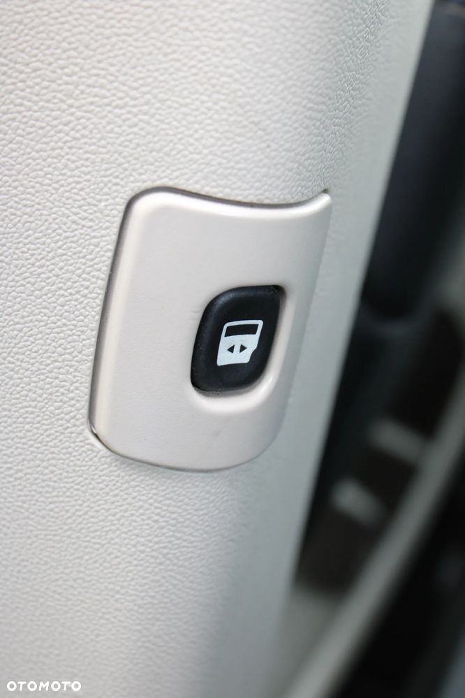 Chrysler Town & Country 3.6 Limited - 26