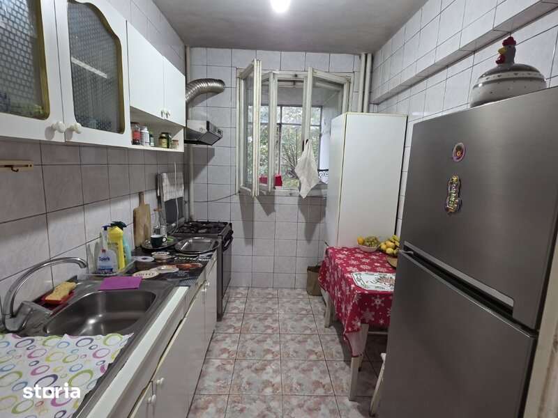 Piata Muncii, 5 minute metrou, chiar pe Basarabia, stradal — fotografia 1