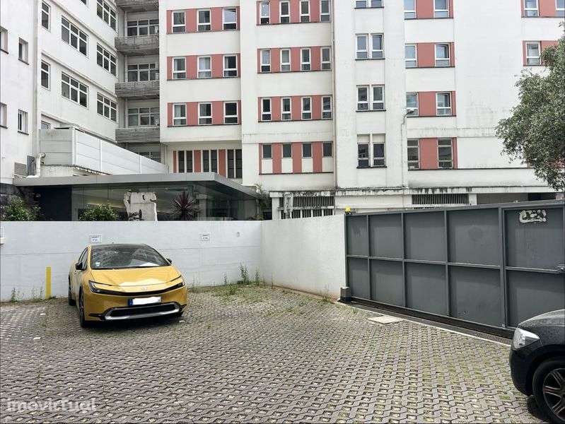 Lugar de Estacionamento ao pé do Amoreiras - Grande imagem: 2/3