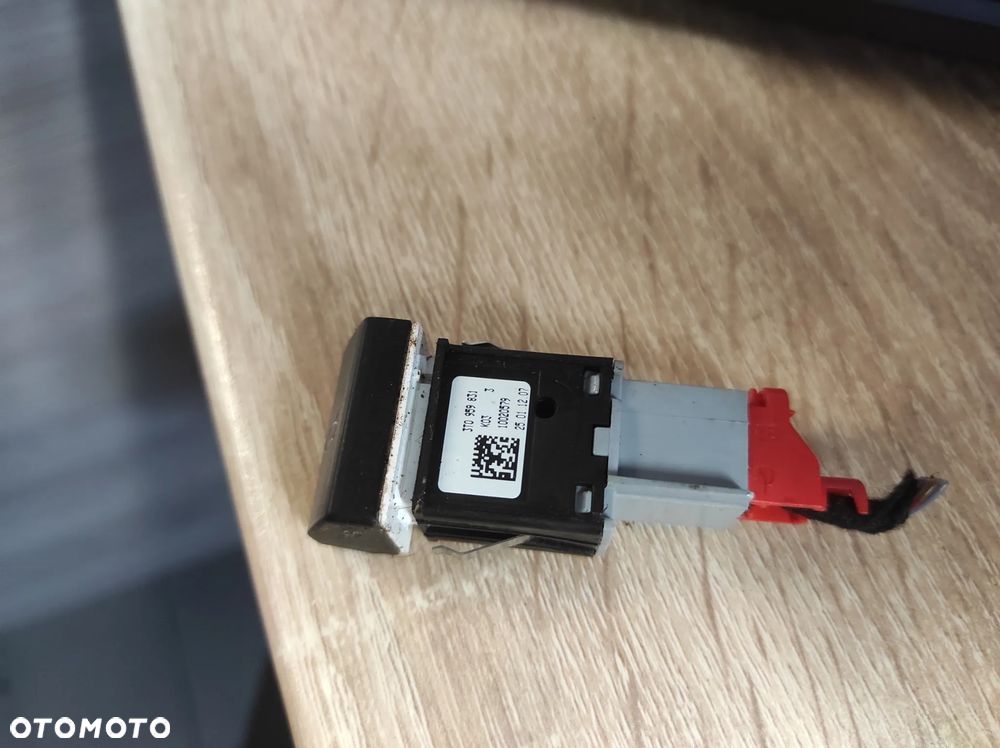 SKODA SUPERB 2 PRZYCISKI PRZEŁĄCZNIK KLAPY BAGAŻNIKA 3T0959831 WYSYŁKA !!! - 2